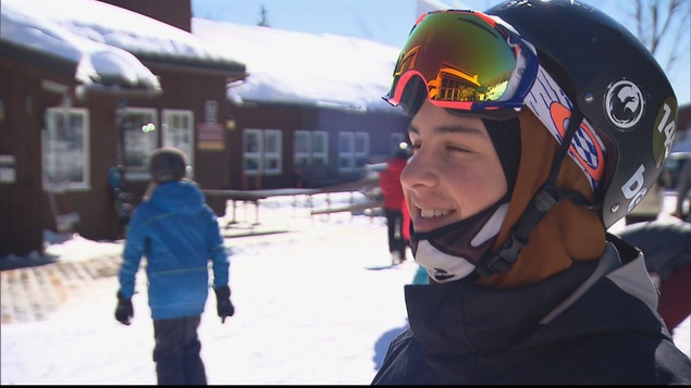 Un jeune planchiste qui participe au Snowmission Un jeune planchiste qui participe au Snowmission