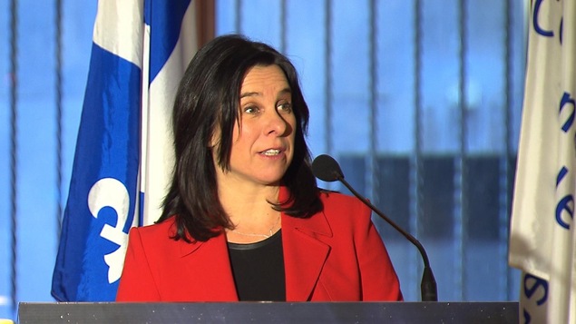Valérie Plante devant un lutrin et un micro.