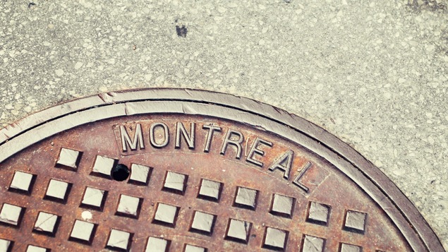 Plan rapproché d'une plaque d'égout portant l'inscription « Montréal ».