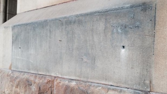 Après le 21 juin, la plaque avec le nom de Langevin a été retirée du mur de l'édifice situé au 80 rue Wellington à Ottawa. Après le 21 juin, la plaque avec le nom de Langevin a été retirée du mur de l'édifice situé au 80 rue Wellington à Ottawa.