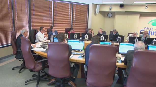 Les conseillers assis dans la salle du conseil municipal à Gatineau.