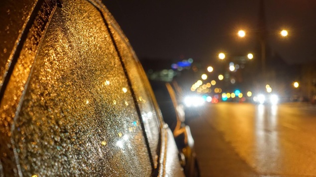 De la pluie verglaçante sur les parois d'une voiture De la pluie verglaçante sur les parois d'une voiture