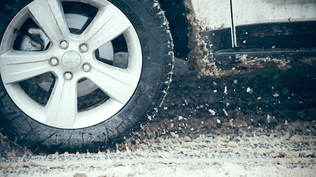 Les pneus d'hiver sont l'option la plus sécuritaire pour circuler lorsque la température descend en deçà de 7 degrés Celsius.