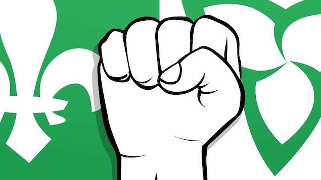 Un poing levé devant un drapeau franco-ontarien