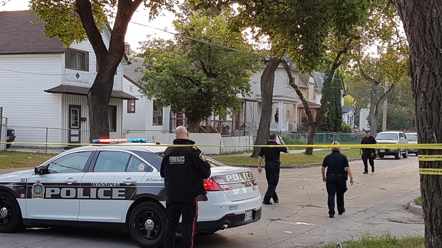 Les enquêteurs sont présents dans l'avenue Alfred mercredi matin alors que la police y enquête sur un incident grave. Les enquêteurs sont présents dans l'avenue Alfred mercredi matin alors que la police y enquête sur un incident grave.