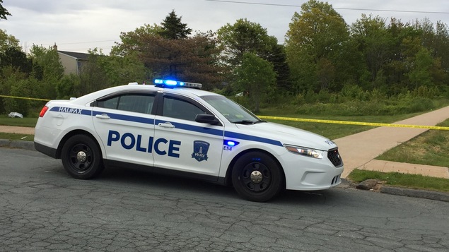 Un cordon policier près d'une scène possible de meurtre, à Dartmouth Un cordon policier près d'une scène possible de meurtre, à Dartmouth