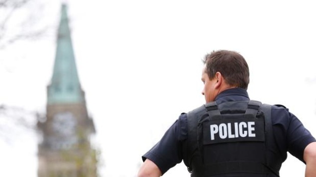 Un membre du Service de police d'Ottawa. Un membre du Service de police d'Ottawa.