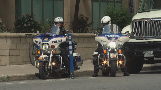 Deux policiers en moto Deux policiers en moto