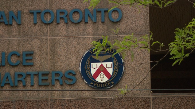 Le quartier général et le logo de la police de Toronto Le quartier général et le logo de la police de Toronto