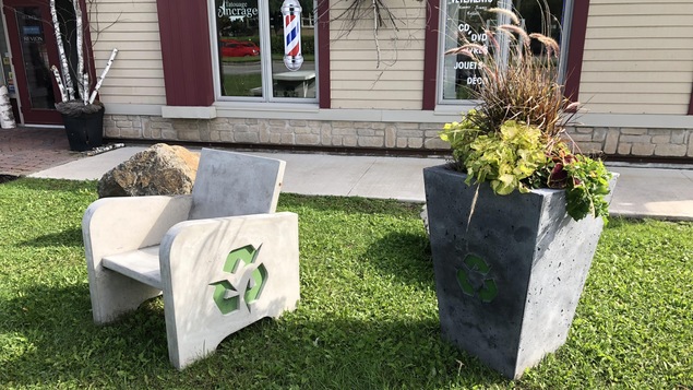 Un banc et un bac à fleurs conçus à partir de béton et de polystyrène.