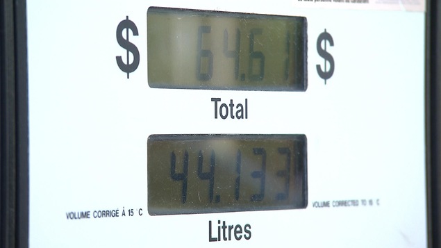 Différents facteurs influencent le prix de l'essence à la pompe. Différents facteurs influencent le prix de l'essence à la pompe.