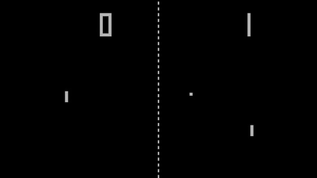 Une capture d'écran du jeu vidéo Pong montrant des lignes représentant des raquettes de tennis, un carré représentant la balle, une ligne pointillée représentant le filet et les chiffres 0 et 1 indiquant le pointage.