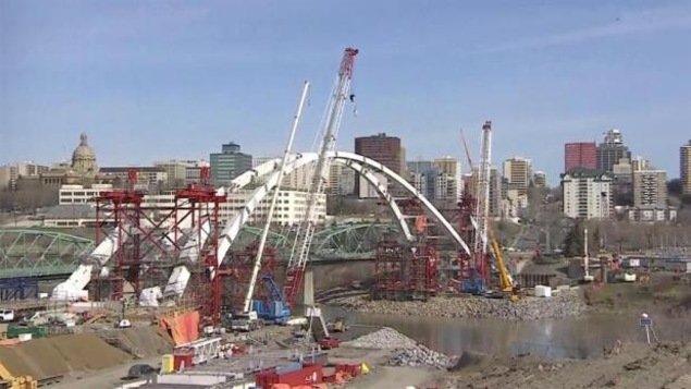 L'arc central du nouveau pont Walterdale et le reste des travaux à Edmonton L'arc central du nouveau pont Walterdale et le reste des travaux à Edmonton