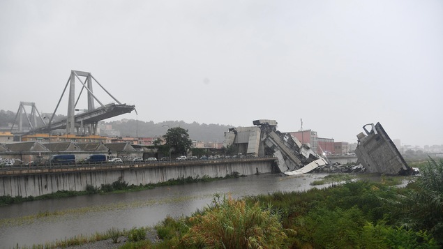 Le pont autoroutier est sectionné dans sa partie surplombant un quartier industriel.