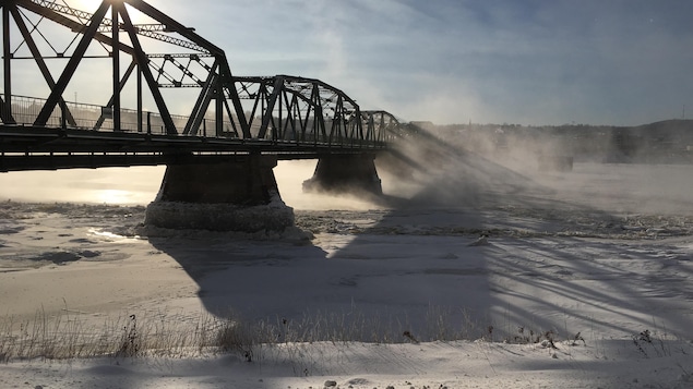 Le pont surplombe la rivière Saguenay.