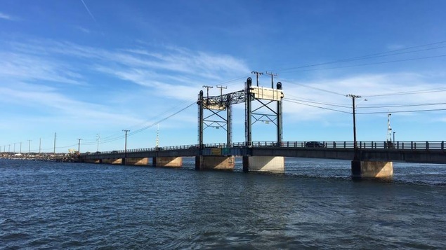 Le pont qui relie Shippagan à Lamèque au Nouveau-Brunswick.