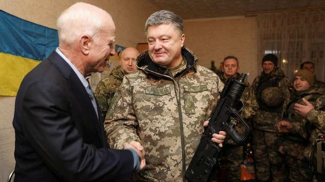 Poignée de main entre le sénateur américain John McCain et le président ukrainien, Petro Porochenko. Poignée de main entre le sénateur américain John McCain et le président ukrainien, Petro Porochenko.
