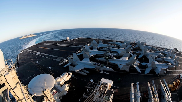 Le porte-avions USS Abraham Lincoln se détache du navire de soutien de combat rapide USNS Arctic (T-AOE 8) après un ravitaillement en Méditerranée.