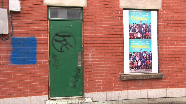 Une porte de la fumerie de crack qui sera reconvertie, dans le quartier Hochelaga, à Montréal Une porte de la fumerie de crack qui sera reconvertie, dans le quartier Hochelaga, à Montréal