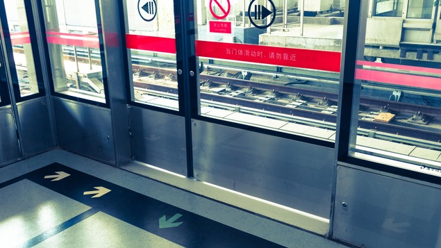 Porte palière fermée devant les rails