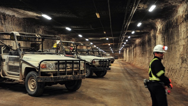 Les véhicules sont stationnés dans un tunnel souterrain.