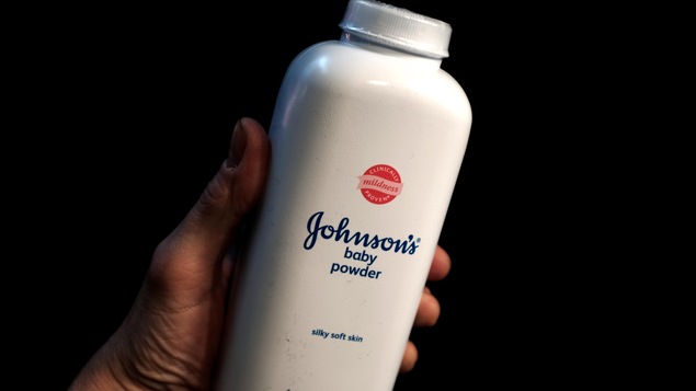 Poudre pour bébé Johnson et Johnson est présenté dans une illustration photographique prise à New York, le 24 février 2016.