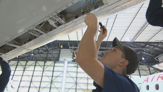 Employé qui travaille sur un avion