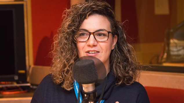 Darine Ameyed dans le studio de l'émission La sphère.