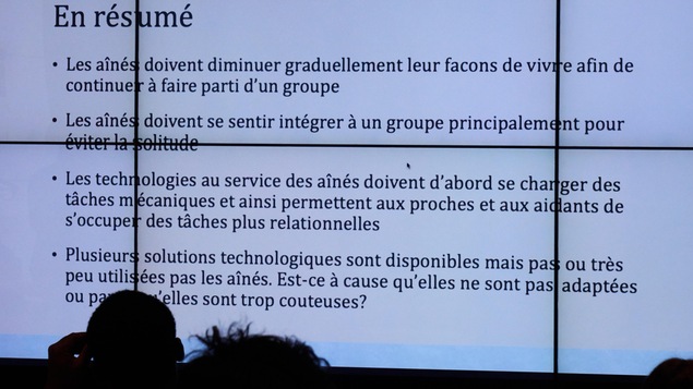 Une présentation à l'écran sur le maintien des aînés à domicile Une présentation à l'écran sur le maintien des aînés à domicile