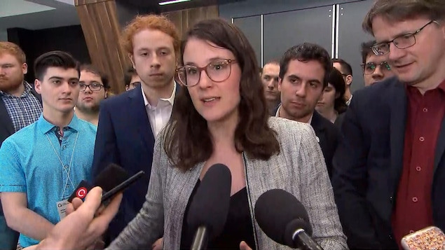 La présidente de l'aile jeunesse du Parti québécois, Frédérique Saint-Jean, s'adresse aux médias lors d'une mêlée de presse.