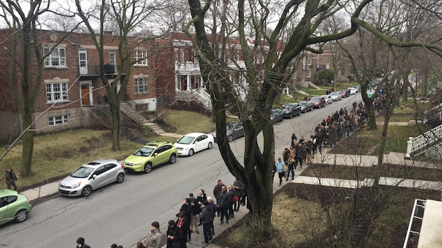 Montréal les Français font la file depuis 8h samedi matin pour voter au premier tour de l'élection présidentielle française au Collège Stanislas