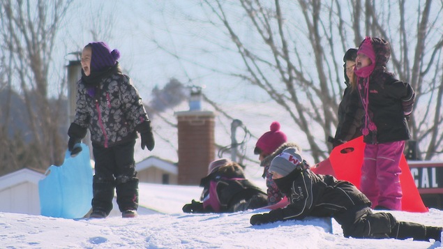 Des enfants jouent dans la neige à Price.