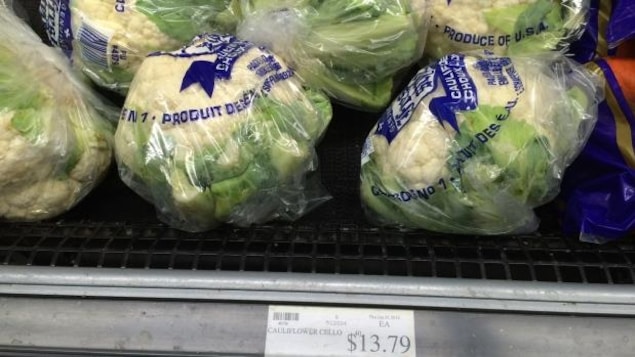 Des choux-fleurs en vente dans une épicerie au Nunavut. Dans le territoire, le prix des aliments est trois fois plus élevé que dans le reste du pays. Des choux-fleurs en vente dans une épicerie au Nunavut. Dans le territoire, le prix des aliments est trois fois plus élevé que dans le reste du pays.