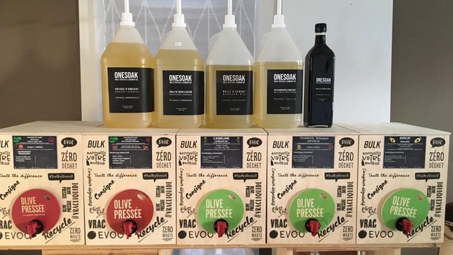 Un étalage de produits vendus en vrac.