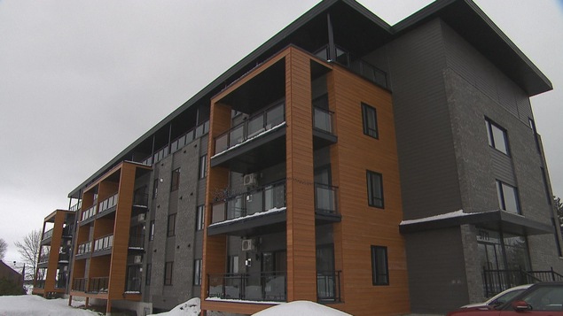 Un immeuble à logement durant l'hiver