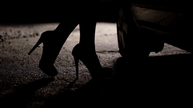 La silhouette d'une femme qui porte des talons hauts.