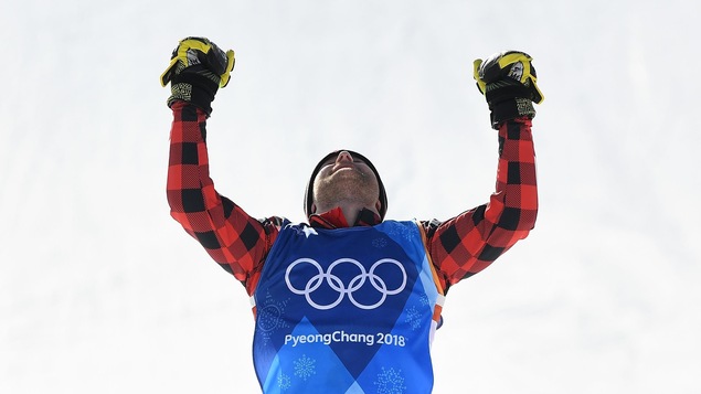 Brady Leman célèbre sur le podium, les brais en l'air.