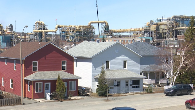 Un quartier résidentiel juste à côté d'une zone industrielle.