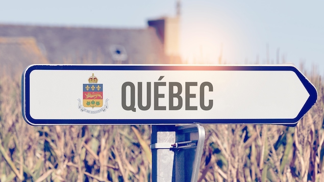 Un panneau montre la direction du Québec