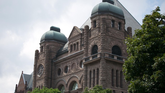 Le bâtiment de Queen's Park à Toronto en été entouré d'arbres. Le bâtiment de Queen's Park à Toronto en été entouré d'arbres.