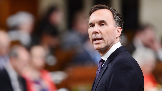 Bill Morneau, debout en Chambre.