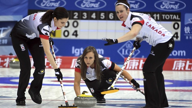 Rachel Homan (centre) lance une pierre Rachel Homan (centre) lance une pierre