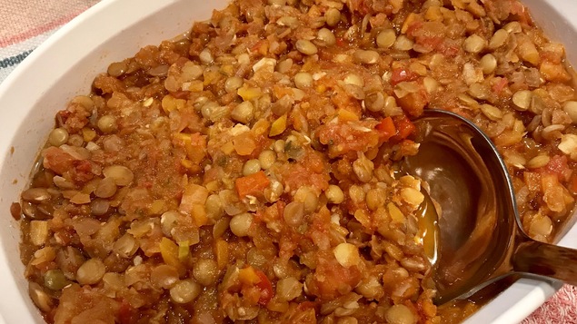 Un plat regorgeant de légumes et lentilles.