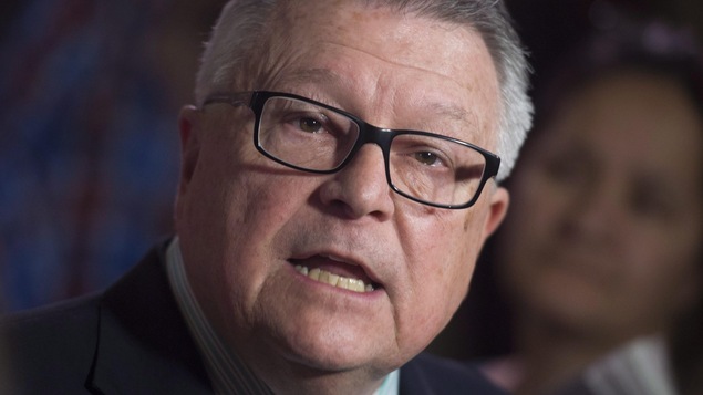 Le ministre fédéral de la Sécurité publique, Ralph Goodale, répondant à une question d'un journaliste. Le ministre fédéral de la Sécurité publique, Ralph Goodale, répondant à une question d'un journaliste.