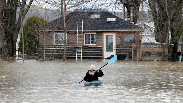 Une dame se rend à la rame jusqu'à une maison à Rigaud.