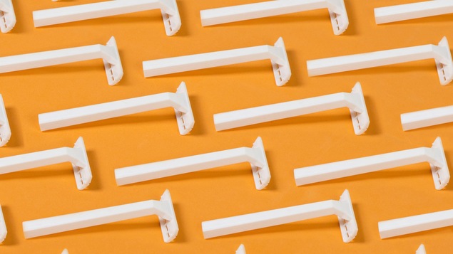 Des rasoirs blancs sur un fond orange.