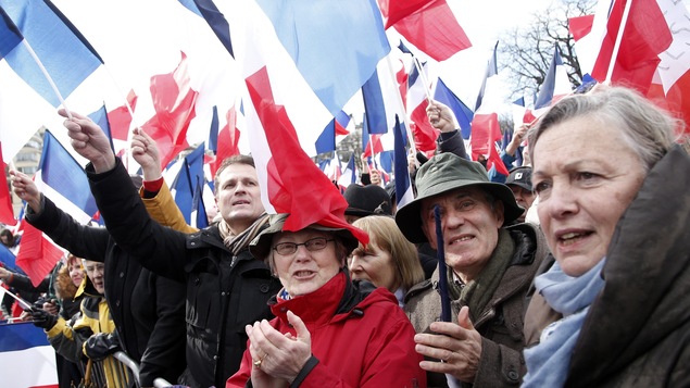 Des supporteurs de François Fillon brandissent des drapeaux de la France. Des supporteurs de François Fillon brandissent des drapeaux de la France.