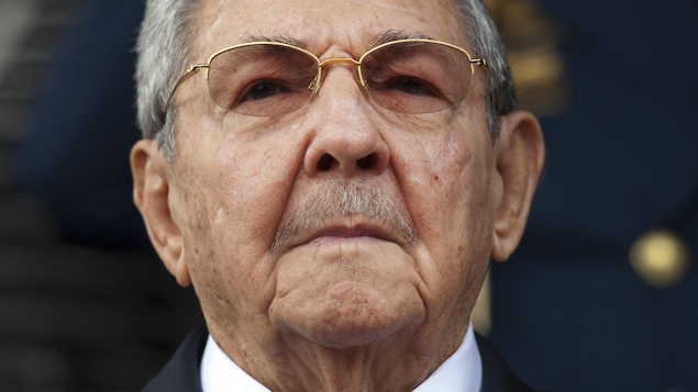 Gros plan sur le visage de Raul Castro