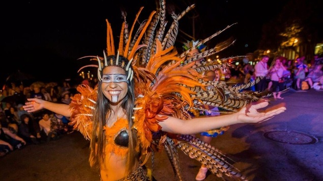 Une participante lors d'un défilé du Mondial des cultures Une participante lors d'un défilé du Mondial des cultures