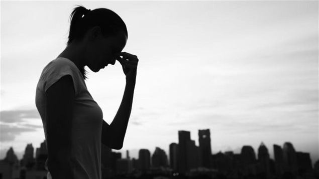 Une jeune femme en réflexion. Une jeune femme en réflexion.